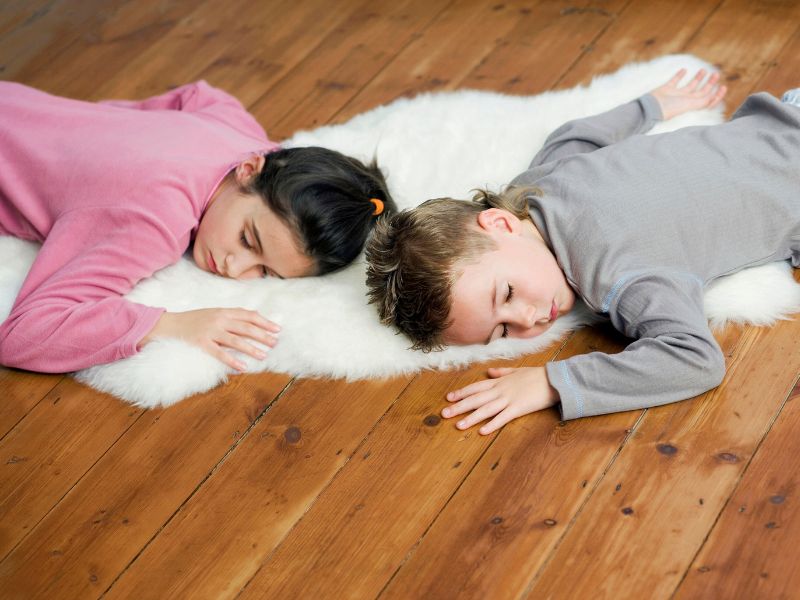 ילדים שוכבים על רצפה מחוממת